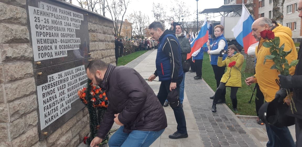 Фотофакт: в Ивангороде возложили цветы к памятнику Т-34